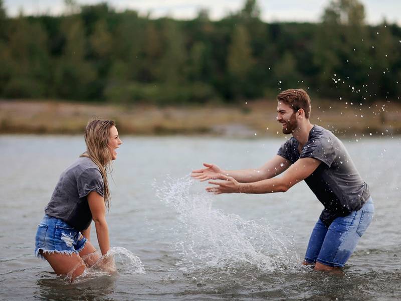 couple dans l'eau mais habillé